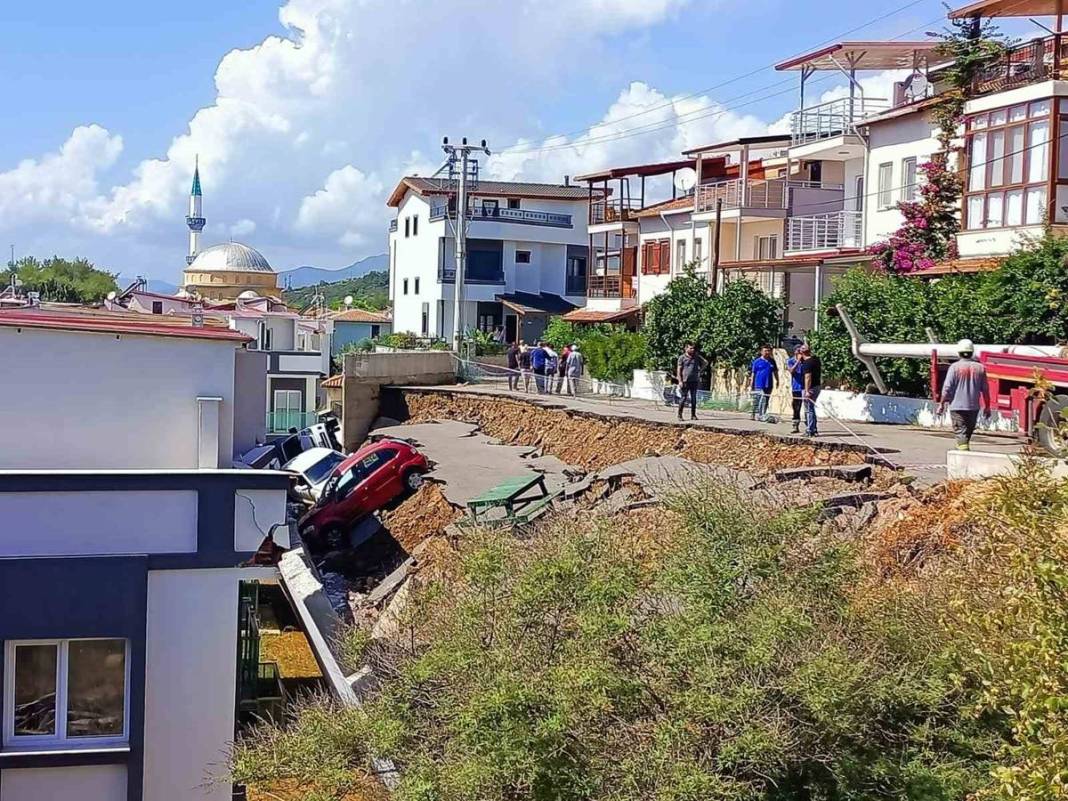 O kentte yollar çöktü: Gece yarısı felaketi yaşadılar! Gün aydınlanınca korkunç manzara ortaya çıktı 33